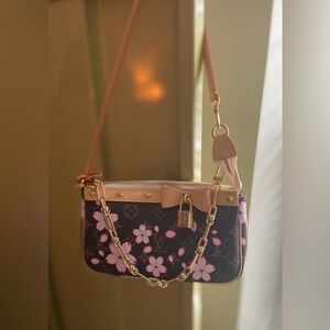 New brown floral handbag
Pochette size